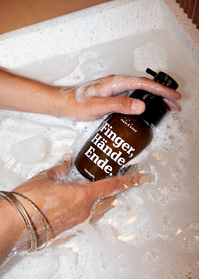 FiNGER, HÄNDE, ENDE. — Handseife Glasflasche + Nachschub