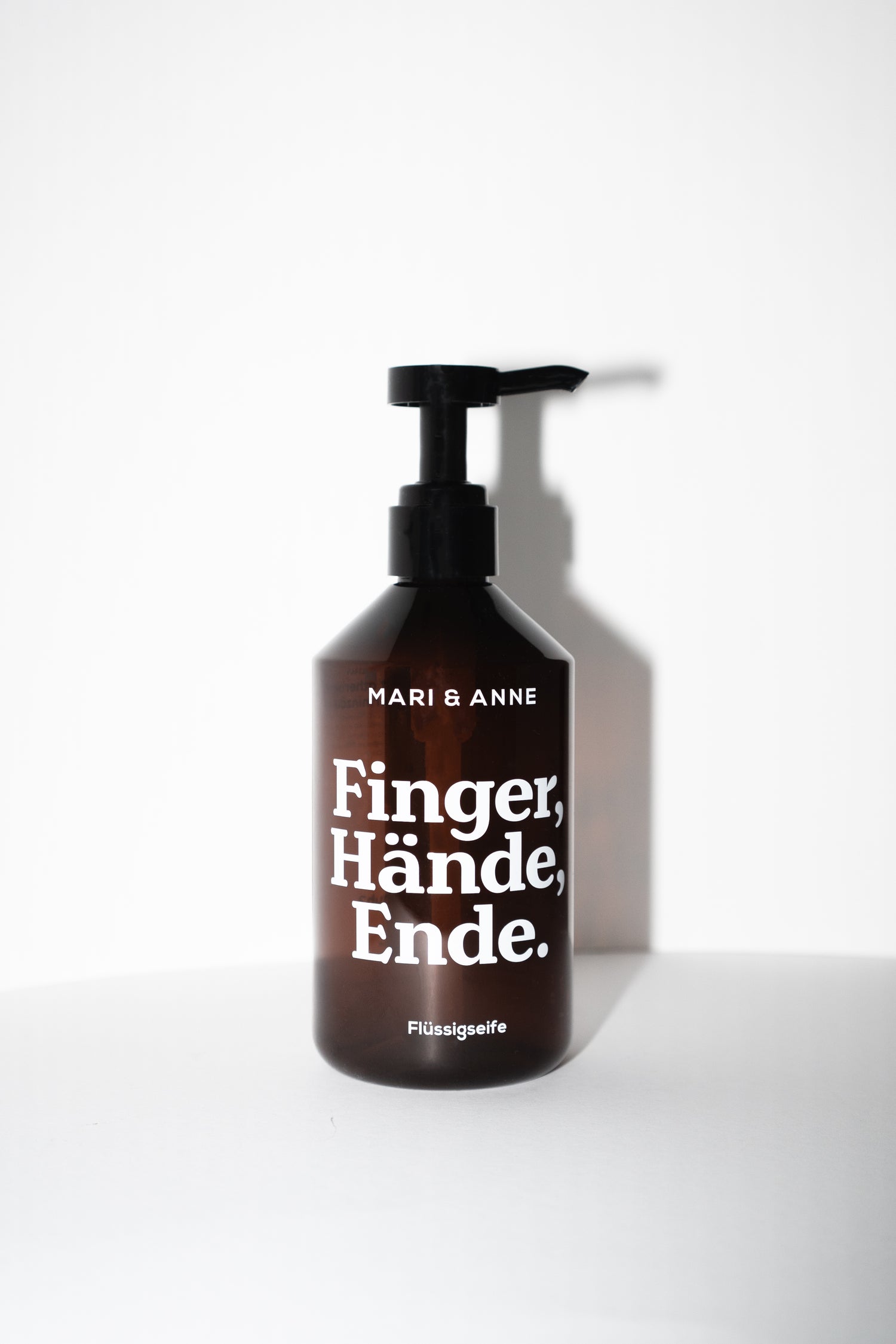 FINGER, HÄNDE, ENDE. — Handseife Glasflasche + Nachschub